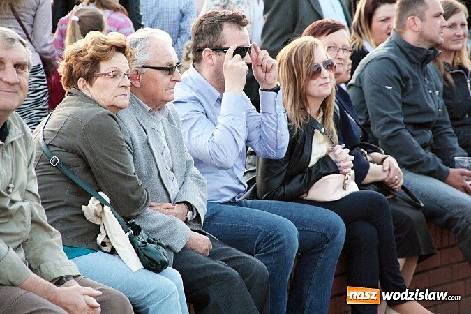 Zdjęcie w galerii na portalu naszwodzislaw.com: Błękitno-zielony piknik na Tropikalnej Wyspie. Gwiazdą wieczoru był zespół Loka wiadomości z regionu