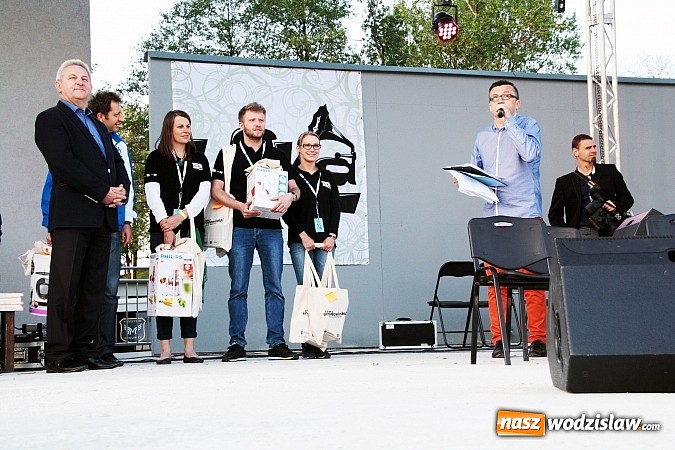 Zdjęcie w galerii na portalu naszwodzislaw.com: Błękitno-zielony piknik na Tropikalnej Wyspie. Gwiazdą wieczoru był zespół Loka wiadomości z regionu