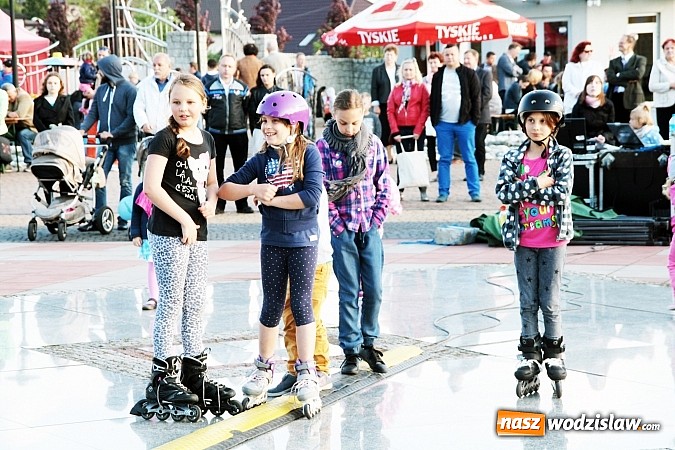 Zdjęcie w galerii na portalu naszwodzislaw.com: Błękitno-zielony piknik na Tropikalnej Wyspie. Gwiazdą wieczoru był zespół Loka wiadomości z regionu