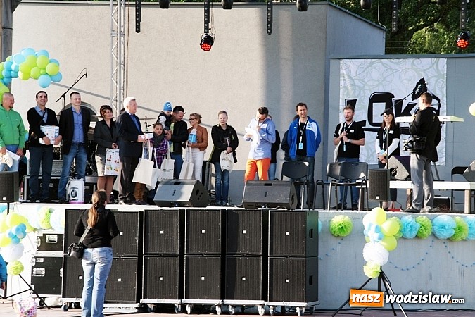 Zdjęcie w galerii na portalu naszwodzislaw.com: Błękitno-zielony piknik na Tropikalnej Wyspie. Gwiazdą wieczoru był zespół Loka wiadomości z regionu