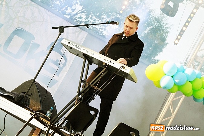 Zdjęcie w galerii na portalu naszwodzislaw.com: Błękitno-zielony piknik na Tropikalnej Wyspie. Gwiazdą wieczoru był zespół Loka wiadomości z regionu