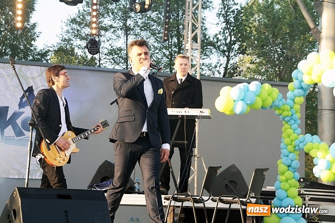 Zdjęcie w galerii na portalu naszwodzislaw.com: Błękitno-zielony piknik na Tropikalnej Wyspie. Gwiazdą wieczoru był zespół Loka wiadomości z regionu