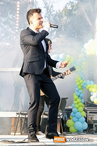 Zdjęcie w galerii na portalu naszwodzislaw.com: Błękitno-zielony piknik na Tropikalnej Wyspie. Gwiazdą wieczoru był zespół Loka wiadomości z regionu