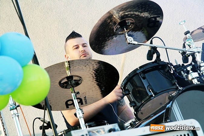 Zdjęcie w galerii na portalu naszwodzislaw.com: Błękitno-zielony piknik na Tropikalnej Wyspie. Gwiazdą wieczoru był zespół Loka wiadomości z regionu