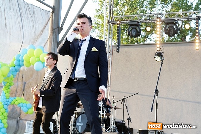 Zdjęcie w galerii na portalu naszwodzislaw.com: Błękitno-zielony piknik na Tropikalnej Wyspie. Gwiazdą wieczoru był zespół Loka wiadomości z regionu