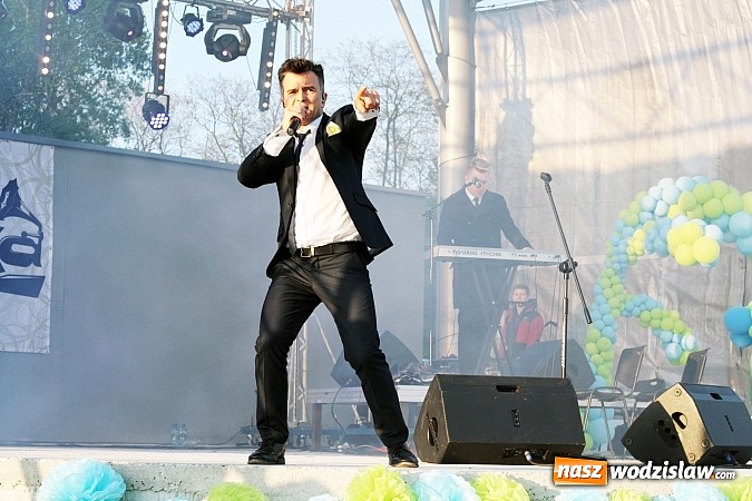 Zdjęcie w galerii na portalu naszwodzislaw.com: Błękitno-zielony piknik na Tropikalnej Wyspie. Gwiazdą wieczoru był zespół Loka wiadomości z regionu