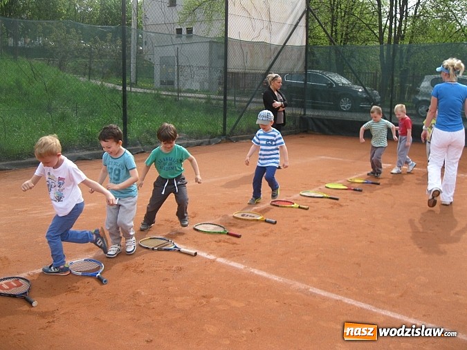 Zdjęcie w galerii na portalu naszwodzislaw.com: Zabawy przedszkolaków z PP nr 18 na korcie tenisowym wiadomości z regionu