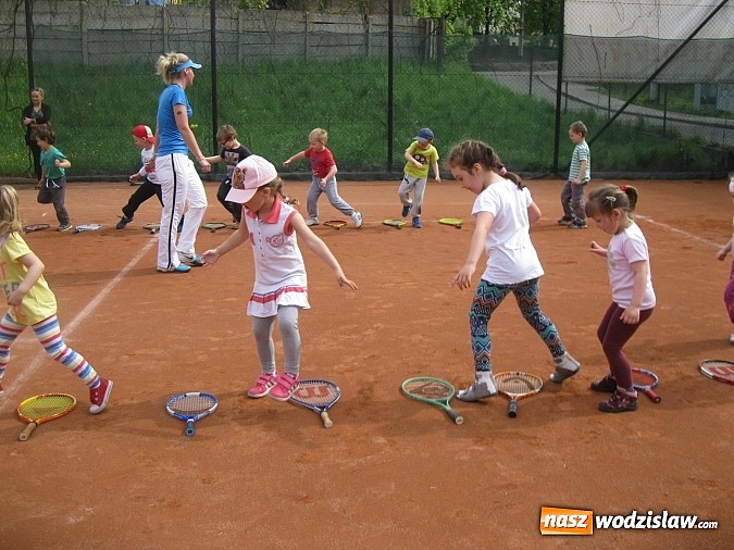 Zdjęcie w galerii na portalu naszwodzislaw.com: Zabawy przedszkolaków z PP nr 18 na korcie tenisowym wiadomości z regionu