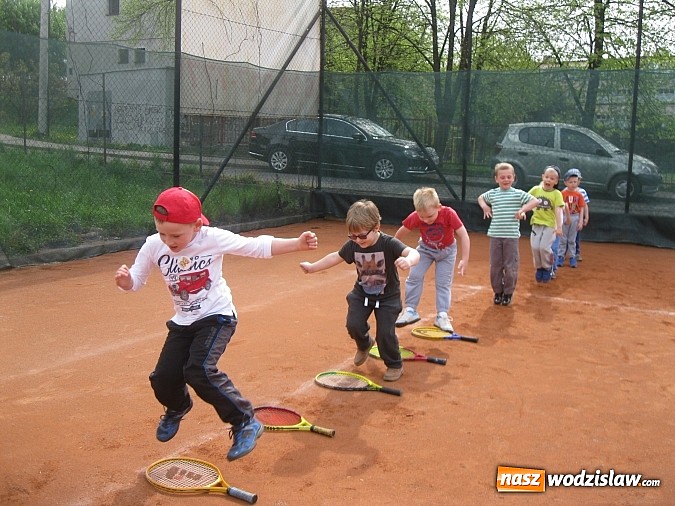 Zdjęcie w galerii na portalu naszwodzislaw.com: Zabawy przedszkolaków z PP nr 18 na korcie tenisowym wiadomości z regionu