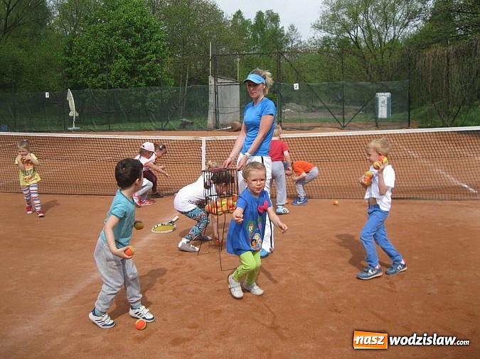 Zdjęcie w galerii na portalu naszwodzislaw.com: Zabawy przedszkolaków z PP nr 18 na korcie tenisowym wiadomości z regionu