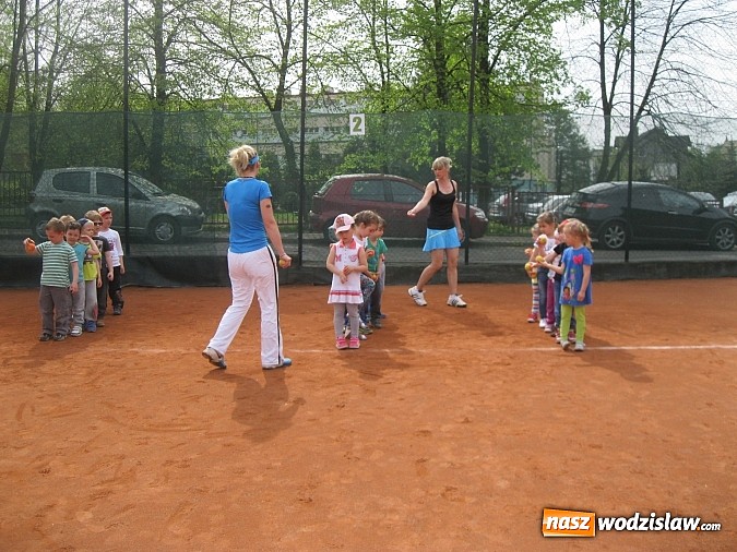 Zdjęcie w galerii na portalu naszwodzislaw.com: Zabawy przedszkolaków z PP nr 18 na korcie tenisowym wiadomości z regionu