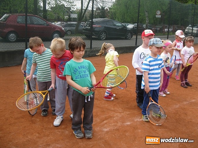 Zdjęcie w galerii na portalu naszwodzislaw.com: Zabawy przedszkolaków z PP nr 18 na korcie tenisowym wiadomości z regionu