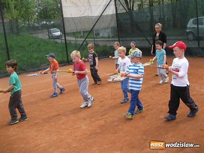 Zdjęcie w galerii na portalu naszwodzislaw.com: Zabawy przedszkolaków z PP nr 18 na korcie tenisowym wiadomości z regionu
