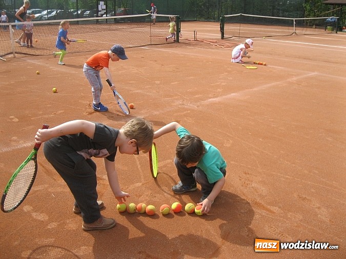 Zdjęcie w galerii na portalu naszwodzislaw.com: Zabawy przedszkolaków z PP nr 18 na korcie tenisowym wiadomości z regionu
