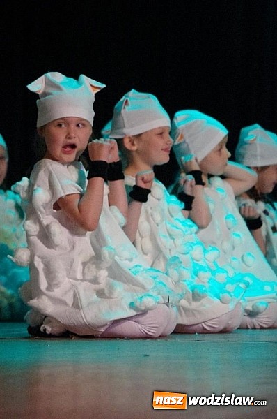 Zdjęcie w galerii na portalu naszwodzislaw.com: XXIII Miejski Festiwal Kultury Przedszkolnej zgromadził tłumy publiczności  wiadomości z regionu