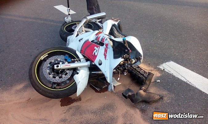 Zdjęcie w galerii na portalu naszwodzislaw.com: Zderzenie motocykla z nissanem. Kierowcy trafili do szpitala!  wiadomości z regionu