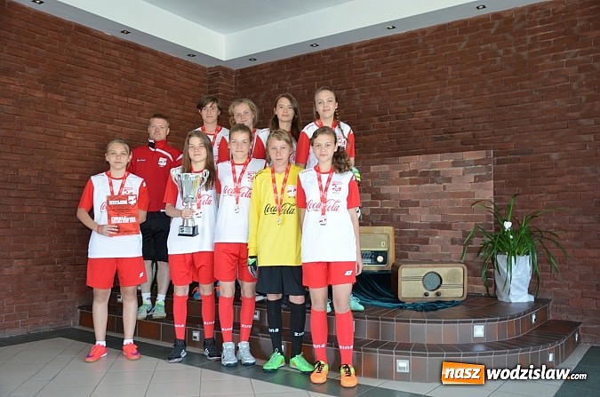 Zdjęcie w galerii na portalu naszwodzislaw.com: Dobre noty uczennic z Gimnazjum nr 2 w finale wojewódzkiego turnieju Coca Cola Cup  wiadomości z regionu