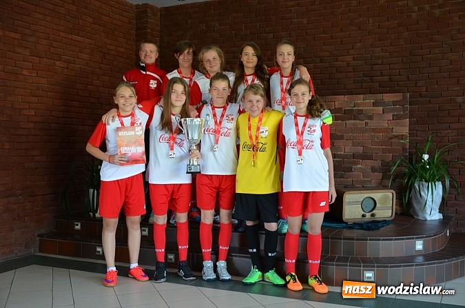 Zdjęcie w galerii na portalu naszwodzislaw.com: Dobre noty uczennic z Gimnazjum nr 2 w finale wojewódzkiego turnieju Coca Cola Cup  wiadomości z regionu