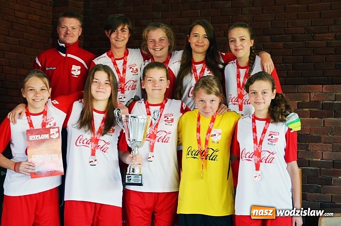 Zdjęcie w galerii na portalu naszwodzislaw.com: Dobre noty uczennic z Gimnazjum nr 2 w finale wojewódzkiego turnieju Coca Cola Cup  wiadomości z regionu