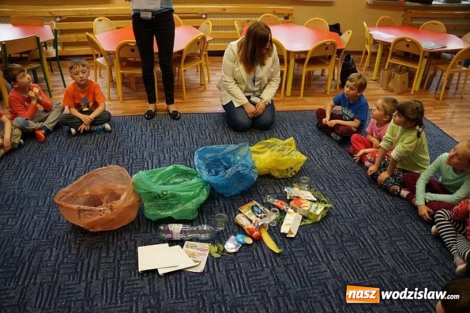 Zdjęcie w galerii na portalu naszwodzislaw.com: Maluchy uczą się segregować odpady wiadomości z regionu