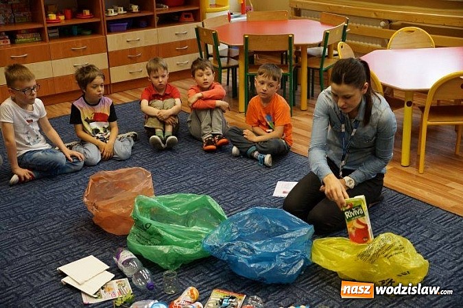 Zdjęcie w galerii na portalu naszwodzislaw.com: Maluchy uczą się segregować odpady wiadomości z regionu