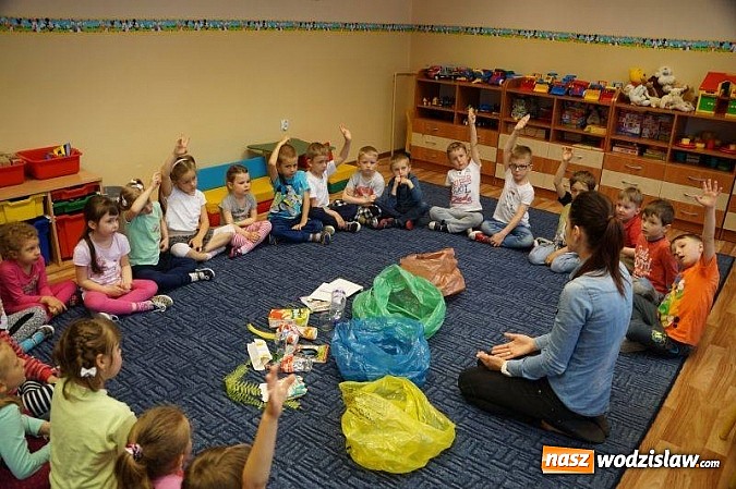 Zdjęcie w galerii na portalu naszwodzislaw.com: Maluchy uczą się segregować odpady wiadomości z regionu