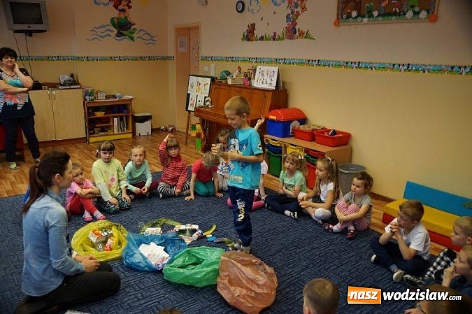 Zdjęcie w galerii na portalu naszwodzislaw.com: Maluchy uczą się segregować odpady wiadomości z regionu