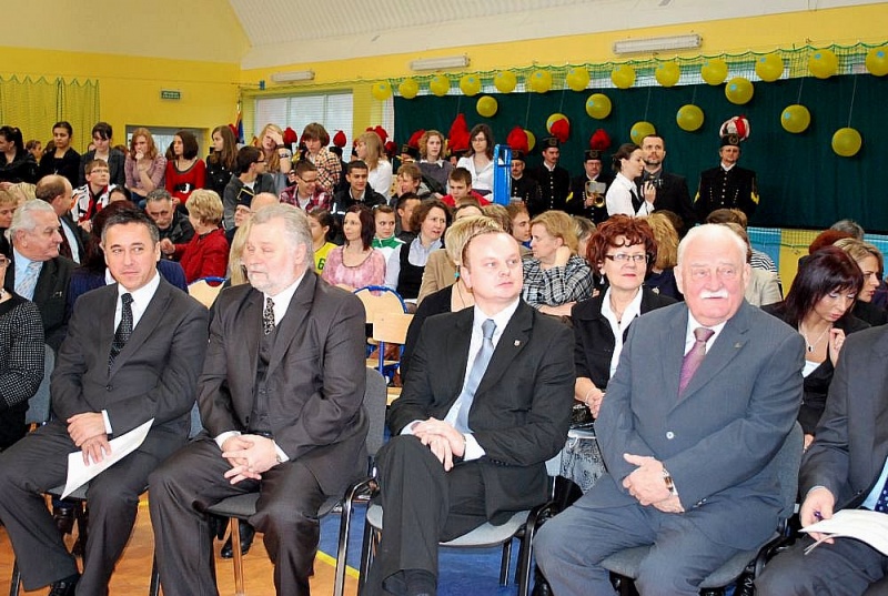 Zdjęcie w galerii na portalu naszwodzislaw.com: Widowisko na otwarcie hali sportowej wiadomości z regionu