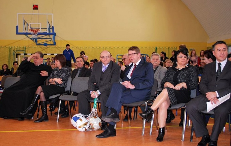 Zdjęcie w galerii na portalu naszwodzislaw.com: Widowisko na otwarcie hali sportowej wiadomości z regionu