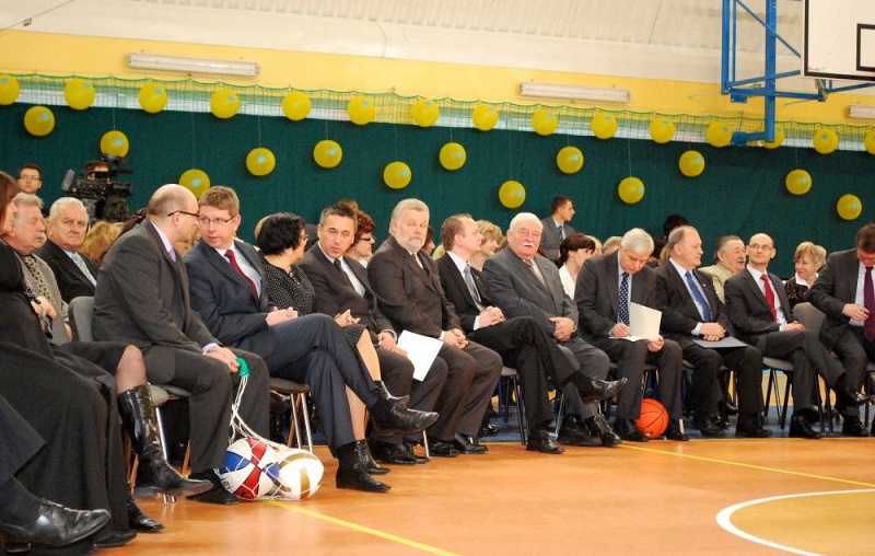 Zdjęcie w galerii na portalu naszwodzislaw.com: Widowisko na otwarcie hali sportowej wiadomości z regionu