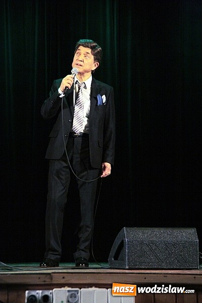 Zdjęcie w galerii na portalu naszwodzislaw.com: Jerzy Połomski zaśpiewał dla Mam wiadomości z regionu
