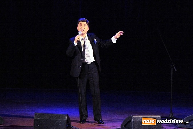 Zdjęcie w galerii na portalu naszwodzislaw.com: Jerzy Połomski zaśpiewał dla Mam wiadomości z regionu