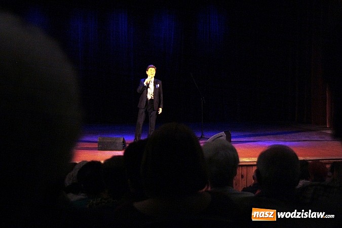 Zdjęcie w galerii na portalu naszwodzislaw.com: Jerzy Połomski zaśpiewał dla Mam wiadomości z regionu