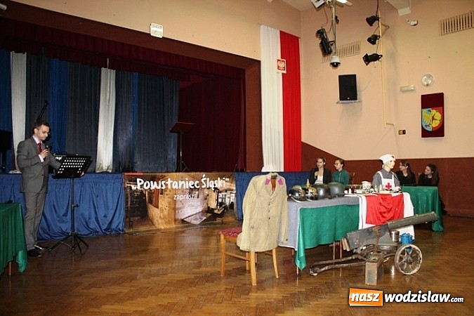 Zdjęcie w galerii na portalu naszwodzislaw.com: W I LO uczcili swojego patrona  wiadomości z regionu