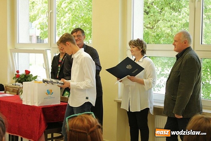 Zdjęcie w galerii na portalu naszwodzislaw.com: Wybitni znawcy w wodzisławskim Liceum Plastycznym  wiadomości z regionu