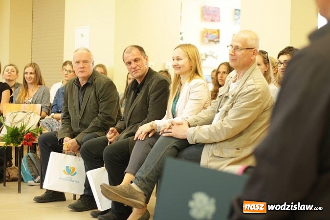 Zdjęcie w galerii na portalu naszwodzislaw.com: Wybitni znawcy w wodzisławskim Liceum Plastycznym  wiadomości z regionu