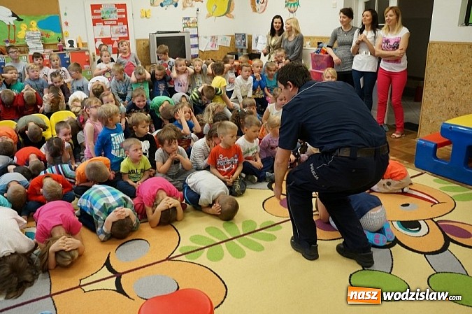 Zdjęcie w galerii na portalu naszwodzislaw.com: Porozmawiali z najmłodszymi o bezpieczeństwie w czasie zbliżających się wakacji  wiadomości z regionu