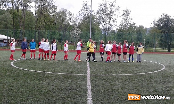 Zdjęcie w galerii na portalu naszwodzislaw.com: Piłkarki G2 w finale województwa wiadomości z regionu