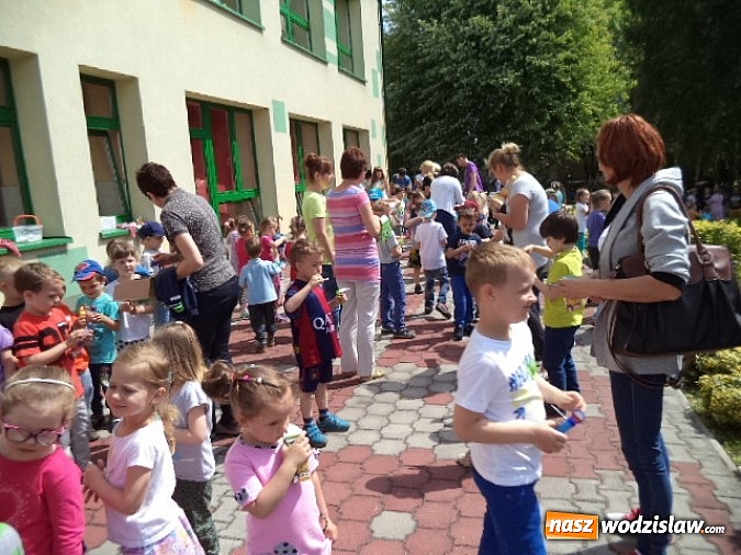 Zdjęcie w galerii na portalu naszwodzislaw.com: Wspólne święto rodzin i dzieci w przedszkolu nr 2 w Pszowie wiadomości z regionu