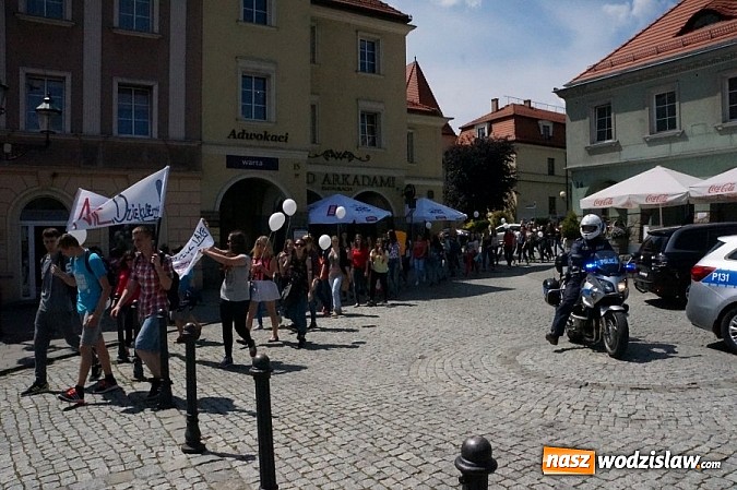 Zdjęcie w galerii na portalu naszwodzislaw.com: Namawiali do życia bez uzależnień - PaT w Wodzisławiu Śląskim  wiadomości z regionu