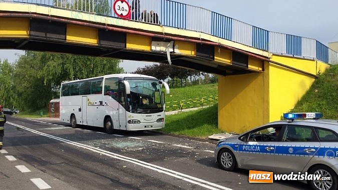 Zdjęcie w galerii na portalu naszwodzislaw.com: Autobus uderzył w wiadukt na ul. Przemysława wiadomości z regionu