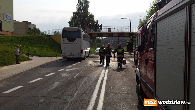 Zdjęcie w galerii na portalu naszwodzislaw.com: Autobus uderzył w wiadukt na ul. Przemysława wiadomości z regionu