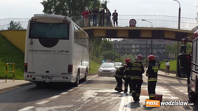 Zdjęcie w galerii na portalu naszwodzislaw.com: Autobus uderzył w wiadukt na ul. Przemysława wiadomości z regionu