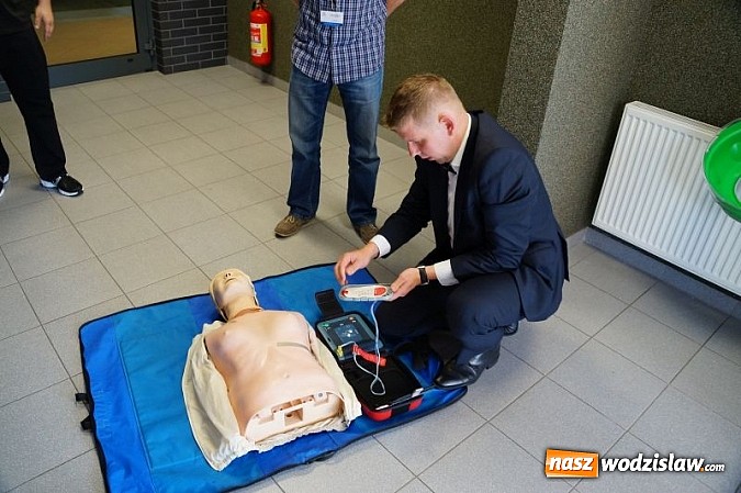 Zdjęcie w galerii na portalu naszwodzislaw.com: Będzie bezpieczniej – defibrylator w Urzędzie Miasta  wiadomości z regionu