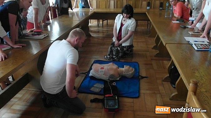 Zdjęcie w galerii na portalu naszwodzislaw.com: Będzie bezpieczniej – defibrylator w Urzędzie Miasta  wiadomości z regionu