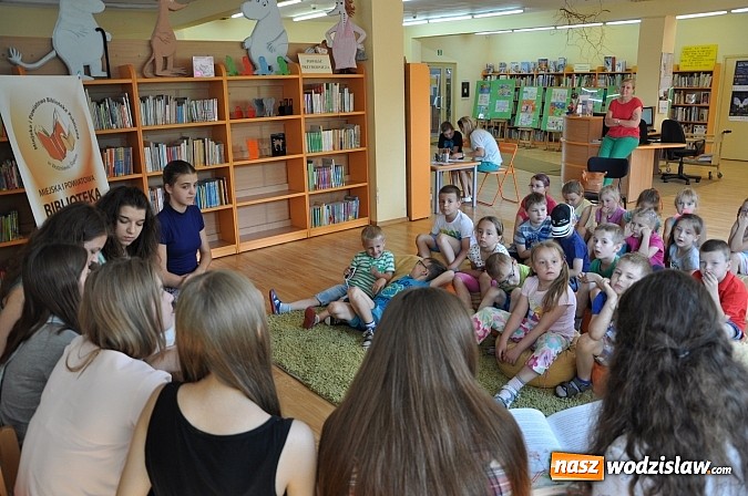 Zdjęcie w galerii na portalu naszwodzislaw.com: Uczennice G1 czytały bajki przedszkolakom  wiadomości z regionu