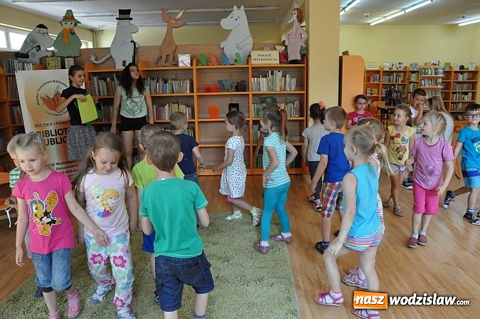 Zdjęcie w galerii na portalu naszwodzislaw.com: Uczennice G1 czytały bajki przedszkolakom  wiadomości z regionu