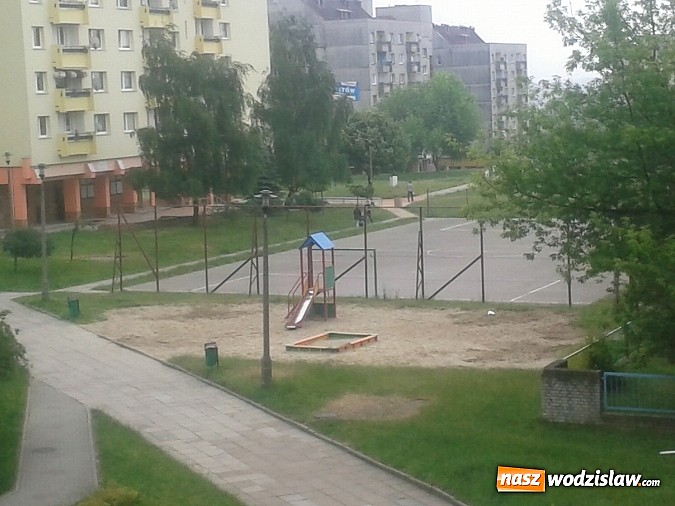Zdjęcie w galerii na portalu naszwodzislaw.com: Czytelnik pyta: Dlaczego na Osiedlu Piastów zlikwidowano plac zbaw, który znajdował się tam ponad 25-lat? wiadomości z regionu