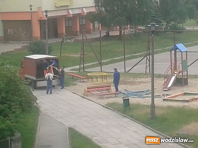 Zdjęcie w galerii na portalu naszwodzislaw.com: Czytelnik pyta: Dlaczego na Osiedlu Piastów zlikwidowano plac zbaw, który znajdował się tam ponad 25-lat? wiadomości z regionu