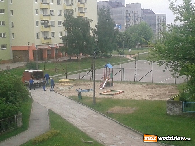 Zdjęcie w galerii na portalu naszwodzislaw.com: Czytelnik pyta: Dlaczego na Osiedlu Piastów zlikwidowano plac zbaw, który znajdował się tam ponad 25-lat? wiadomości z regionu